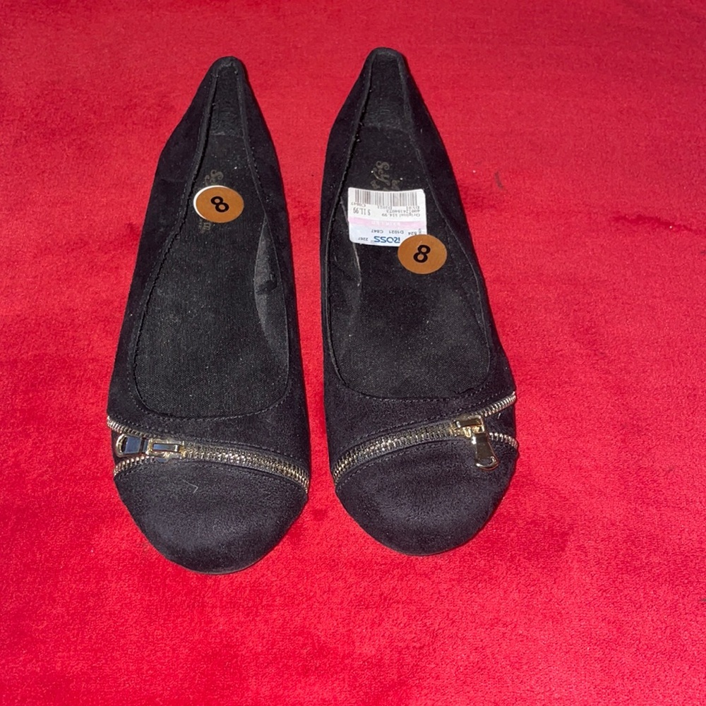 New black shoes with zipper never used no smell